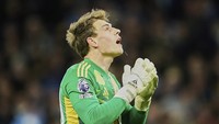 MU sudah memantau langsung Mads Hermansen pada bulan Desember lalu dan terus memniati kiper Leicester City berusia 24 tahun tersebut. Foto: AP/Dave Thompson