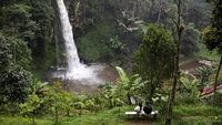 Melihat Keindahan Curug Bugbrug di Cisarua