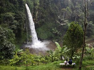 Melihat Keindahan Curug Bugbrug di Cisarua Melihat Keindahan Curug Bugbrug di Cisarua