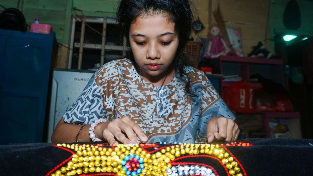 Melihat Pembuatan Pakaian Adat Kalimantan Timur Melihat Pembuatan Pakaian Adat Kalimantan Timur