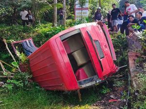 Gagal Nanjak, Elf Melorot Nyemplung Parit di Cilongok Banyumas Gagal Nanjak, Elf Melorot Nyemplung Parit di Cilongok Banyumas