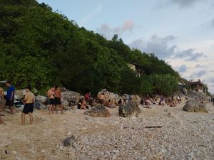 Pesona Senja di Pantai Nyang Nyang: Pantai Berbatu dengan Pasir Keputihan Pesona Senja di Pantai Nyang Nyang: Pantai Berbatu dengan Pasir Keputihan