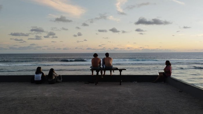 Pantai Nyang Nyang Wisatawan menikmati senja di Pantai Nyang Nyang, Desa Pecatu, Badung, Bali, Senin (7/4/2025).