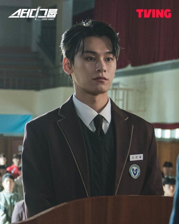 Poster Individu Cha Woo Min di Drama Night Has Come / Foto : instagram.com/xplusu.series Poster Individu Cha Woo Min di Drama Night Has Come / Foto : instagram.com/xplusu.series