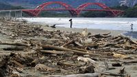 Sampah Batang Kayu Kotori Pantai Holtekamp Jayapura