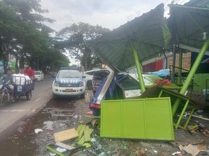 Mobil Tabrak Warung di Jalan Tun Abdul Razak Gowa, Sopir Diduga Ngantuk