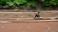 Mengintip Keseruan Bocah Garut Bermain Lori di Kampung