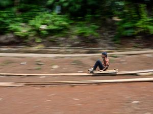 Mengintip Keseruan Bocah Garut Bermain Lori di Kampung