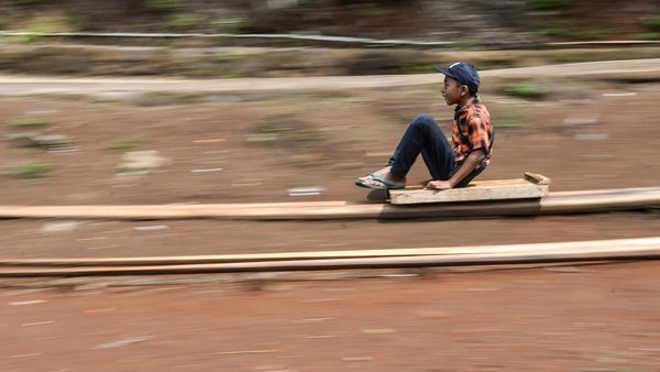 Serunya Bermain Lori di Kampung Ciherang Garut