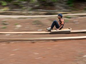 Serunya Bermain Lori di Kampung Ciherang Garut Serunya Bermain Lori di Kampung Ciherang Garut