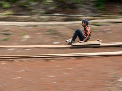 Serunya Bermain Lori di Kampung Ciherang Garut