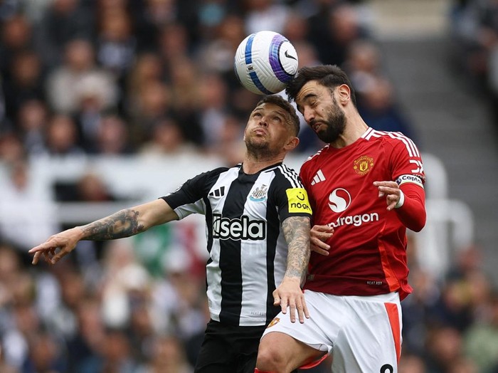 Soccer Football - Premier League - Newcastle United v Manchester United - St James' Park, Newcastle, Britain - April 13, 2025 Newcastle United's Kieran Trippier in action with Manchester United's Bruno Fernandes Action Images via Reuters/Lee Smith EDITORIAL USE ONLY. NO USE WITH UNAUTHORIZED AUDIO, VIDEO, DATA, FIXTURE LISTS, CLUB/LEAGUE LOGOS OR 'LIVE' SERVICES. ONLINE IN-MATCH USE LIMITED TO 120 IMAGES, NO VIDEO EMULATION. NO USE IN BETTING, GAMES OR SINGLE CLUB/LEAGUE/PLAYER PUBLICATIONS. PLEASE CONTACT YOUR ACCOUNT REPRESENTATIVE FOR FURTHER DETAILS..