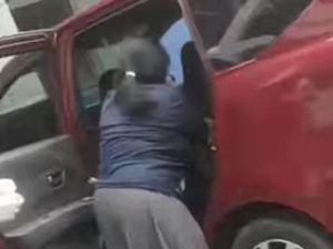 Heboh Wanita di Maros Melahirkan dalam Taksi Online Saat Tiba di Puskesmas Heboh Wanita di Maros Melahirkan dalam Taksi Online Saat Tiba di Puskesmas