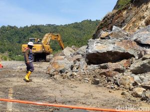 Tebing Batu Longsor di Jalur Pansela Trenggalek-Tulungagung Tebing Batu Longsor di Jalur Pansela Trenggalek-Tulungagung
