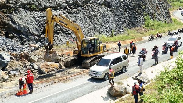 Tebing Batu Setinggi 20 Meter Longsor di Jalur Pansela