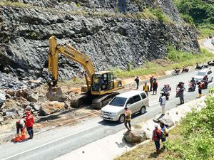 Tebing Batu Setinggi 20 Meter Longsor di Jalur Pansela Tebing Batu Setinggi 20 Meter Longsor di Jalur Pansela