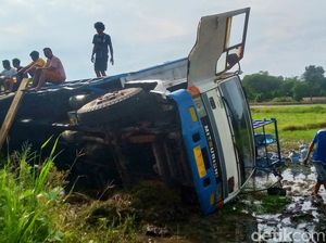 Brukk! Truk Muatan Galon Air Mineral Terguling di Sawah Delanggu Klaten Brukk! Truk Muatan Galon Air Mineral Terguling di Sawah Delanggu Klaten