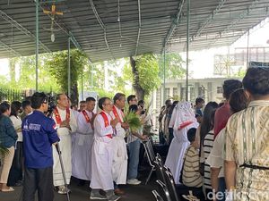 Khidmatnya Minggu Palma di Katedral Semarang Khidmatnya Minggu Palma di Katedral Semarang