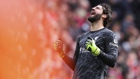 Kiper Liverpool, Alisson punya tiga assist. Alisson punya peluang besar untuk tambah jumlahnya (Getty Images/Sportsphoto/Allstar)