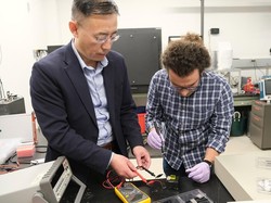 Ilmuwan Sulap Limbah Nuklir Jadi Baterai Aman Disentuh