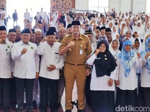 Buka Bimbingan Manasik Haji, Bupati Hamenang Imbau Jemaah Fokus Beribadah