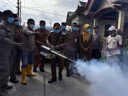 Bupati Mojokerto Pimpin Fogging-Edukasi Pencegahan DBD ke Warga