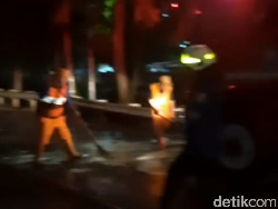 Tumpahan Solar di Jakut Bikin Pemotor Berjatuhan, Damkar Turun Tangan