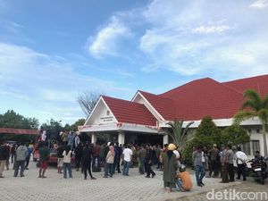 Warga Demo di Kantor KPU Palopo Tuntut Netralitas KPU Sulsel Jelang PSU Warga Demo di Kantor KPU Palopo Tuntut Netralitas KPU Sulsel Jelang PSU
