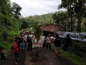 Warga Kokap Demo-Tanam Pohon di Jalan Rusak, Ini Respons Pemkab