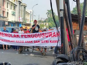 Puluhan Pedagang di Pepelegi Sidoarjo Demo Tolak Pembongkaran Lapak Puluhan Pedagang di Pepelegi Sidoarjo Demo Tolak Pembongkaran Lapak