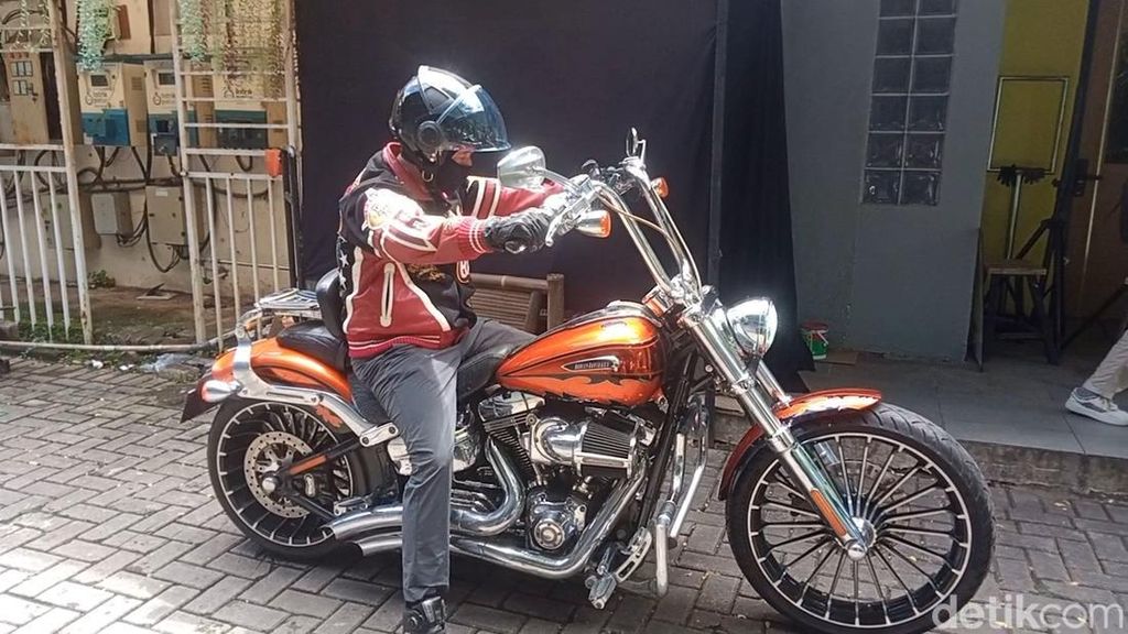 Ketika Denny Cagur Diminta Syuting Bawa Harley Davidson Ketika Denny Cagur Diminta Syuting Bawa Harley Davidson