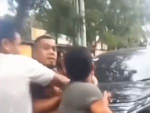 Video: Debt Collector Tarik Mobil di Markas Kodam Brawijaya, Berujung Minta Maaf Video: Debt Collector Tarik Mobil di Markas Kodam Brawijaya, Berujung Minta Maaf