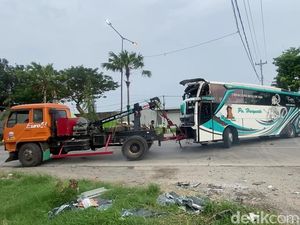 Tabrakan Karambol 1 Bus dan 2 Truk di Kudus gegara Rem Blong Tabrakan Karambol 1 Bus dan 2 Truk di Kudus gegara Rem Blong