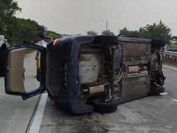 Grand Livina Muat WNA Terguling di Tol Jomo, 3 Korban Luka