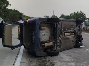 Grand Livina Muat WNA Terguling di Tol Jomo, 3 Korban Luka Grand Livina Muat WNA Terguling di Tol Jomo, 3 Korban Luka