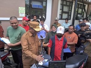 Sidak Samsat Ciledug, Andra Soni Temukan Motor Tunggak Pajak 10 Tahun Sidak Samsat Ciledug, Andra Soni Temukan Motor Tunggak Pajak 10 Tahun