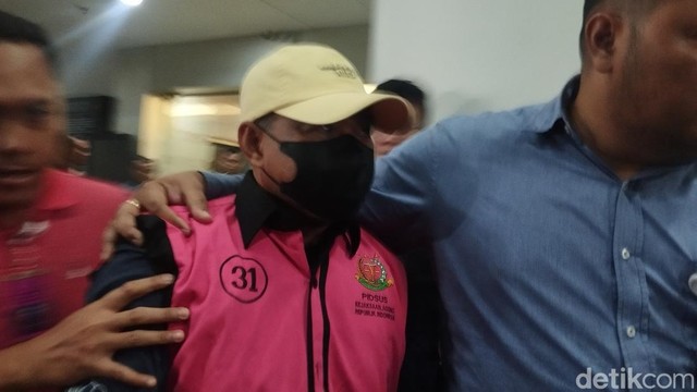 Berita Viral Selebriti dari InsertLive : Sosok Hakim Djuyamto Tersangka Kasus Suap, Mahfud MD: Orang Jujur yang Dibuang