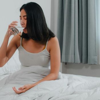 Ilustrasi minum air putih setelah bangun tidur/ Foto: Freepik/ Tirachardz