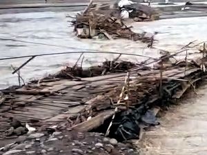Dihantam Luapan Sungai, Jembatan Alternatif Cidadap Tak Bisa Dilintasi Dihantam Luapan Sungai, Jembatan Alternatif Cidadap Tak Bisa Dilintasi
