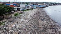 Potret Sampah Menghampar di Teluk Labuan Banten