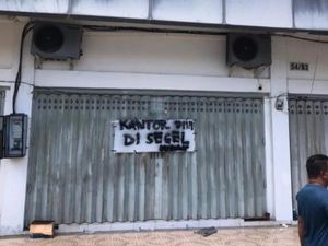 Tolak Tarif Potongan Baru, Ratusan Ojol Segel Kantor Grab di Kupang