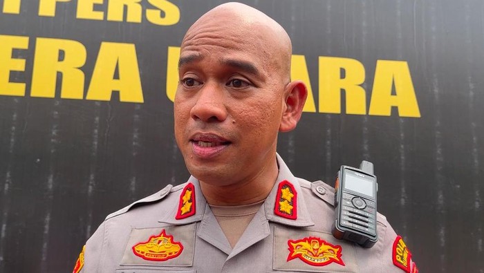 Kapolres Pelabuhan Belawan AKBP Oloan Siahaan dikala diwawancarai di Polda Sumut. (Finta Rahyuni/detikSumut) Kapolres Pelabuhan Belawan AKBP Oloan Siahaan dikala diwawancarai di Polda Sumut. (Finta Rahyuni/detikSumut)