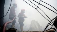 Aksi Petugas Padamkan Api yang Bakar Gudang Suku Cadang Mobil di Tangerang