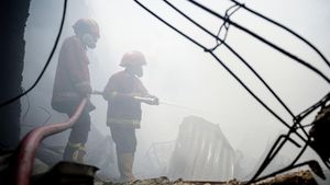 Aksi Petugas Padamkan Api yang Bakar Gudang Suku Cadang Mobil di Tangerang