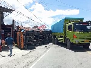 2 Truk Tabrakan di Solok, Hantam Rumah hingga Konter HP