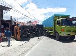 2 Truk Tabrakan di Solok, Hantam Rumah hingga Konter HP