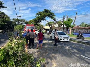 Brakk! Motor Ditabrak Mobil Saat Putar Balik di Ring Road Banguntapan