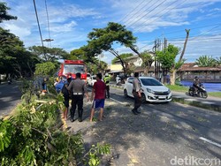 Brakk! Motor Ditabrak Mobil Saat Putar Balik di Ring Road Banguntapan