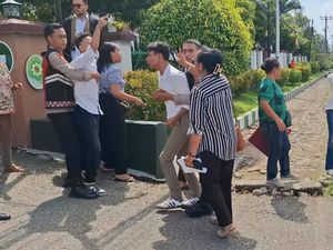 Sidang Plt Kepala Biro Setda NTT Ricuh, Polisi Dimaki-Jurnalis Dipukul Sidang Plt Kepala Biro Setda NTT Ricuh, Polisi Dimaki-Jurnalis Dipukul