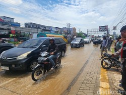 Genangan Air di Alang-alang Lebar Palembang Bikin Macet